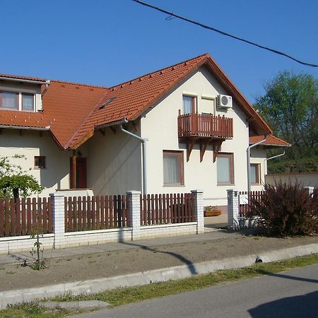 Csipkehaz Apartman Cserkeszőlő Exteriér fotografie