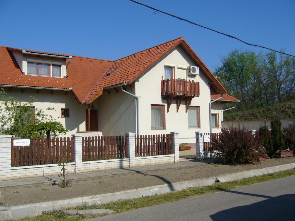 Csipkehaz Apartman Cserkeszőlő Exteriér fotografie
